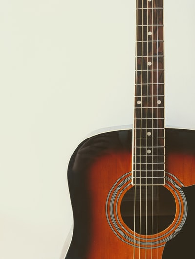 棕色和黑色木吉他的照片
